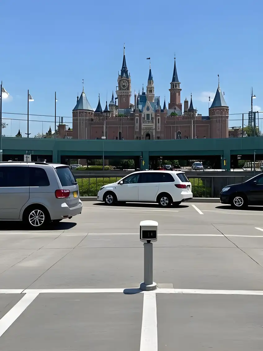 上海迪士尼停車場車位遠眺奇幻童話城堡示意