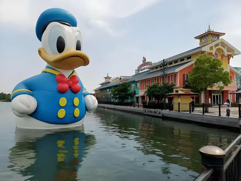 星願湖水面巨型唐老鴨與迪士尼小鎮建築