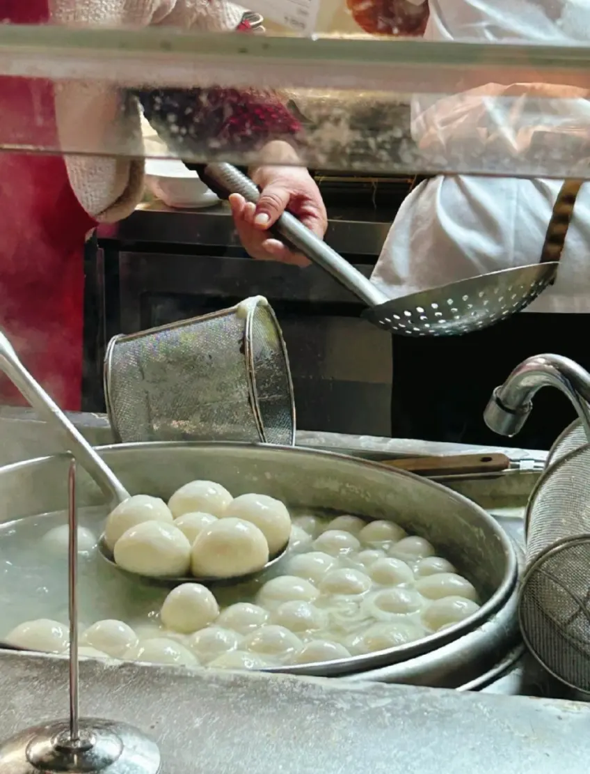 宁波汤团店大锅现煮漏勺盛起