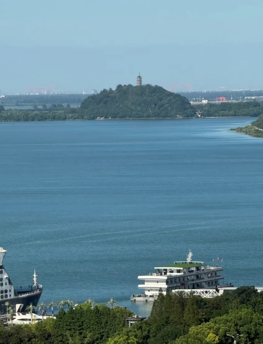 云台阁远眺江面景色