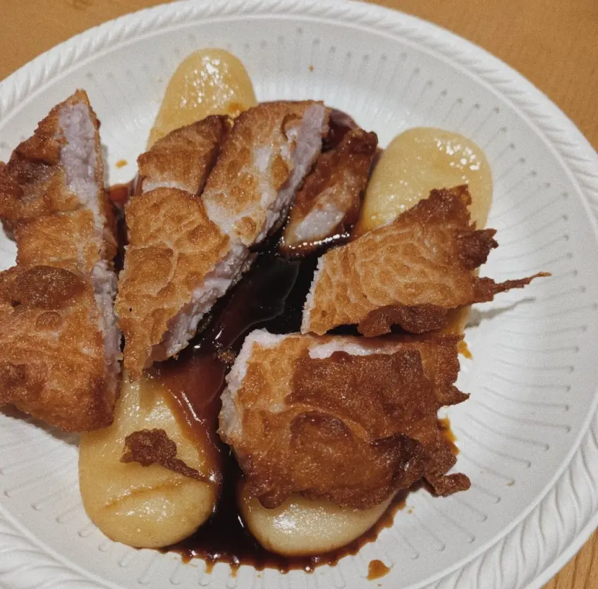 鲜得来排骨年糕酱汁白盘特写