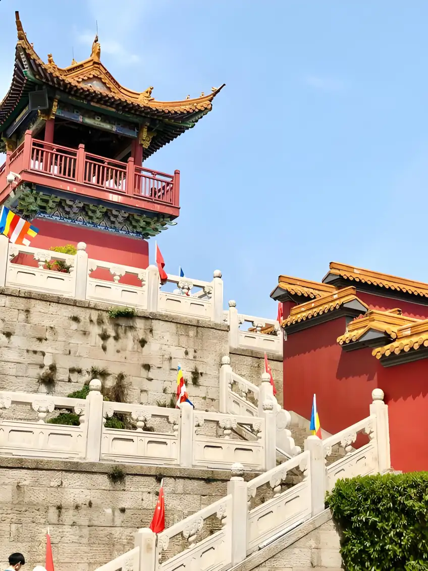 大香林龙华寺红墙彩幡门庭