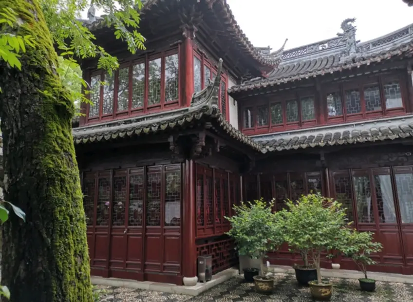 老君殿两层红楼灰瓦与庭院盆栽