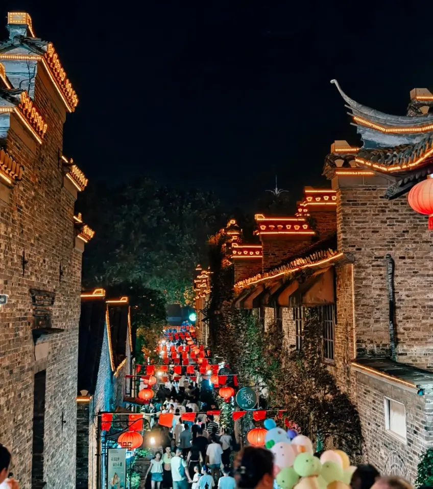 夜色古街灯笼与人流