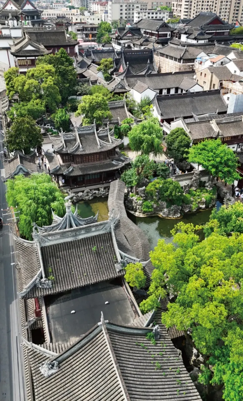 航拍豫园亭台廊桥湖石与周边楼宇