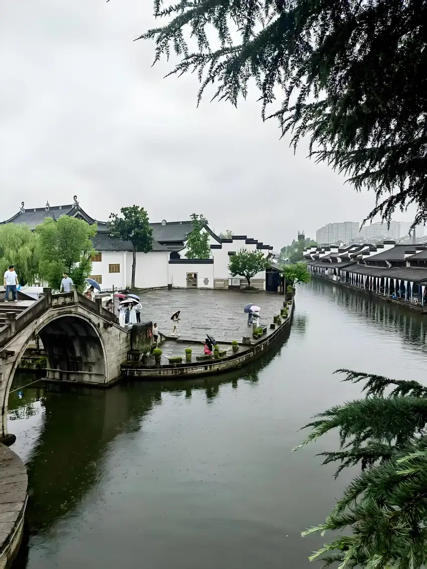 柯桥古镇水巷石桥与撑伞游客