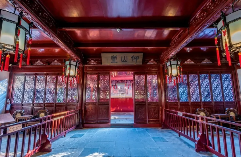 仰山堂匾额木廊宫灯与门内厅