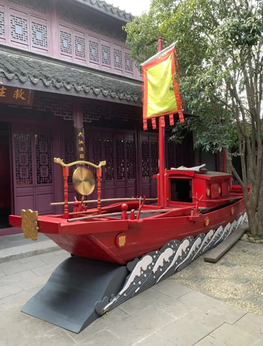 西津渡救生會紅船展陳與黃旗
