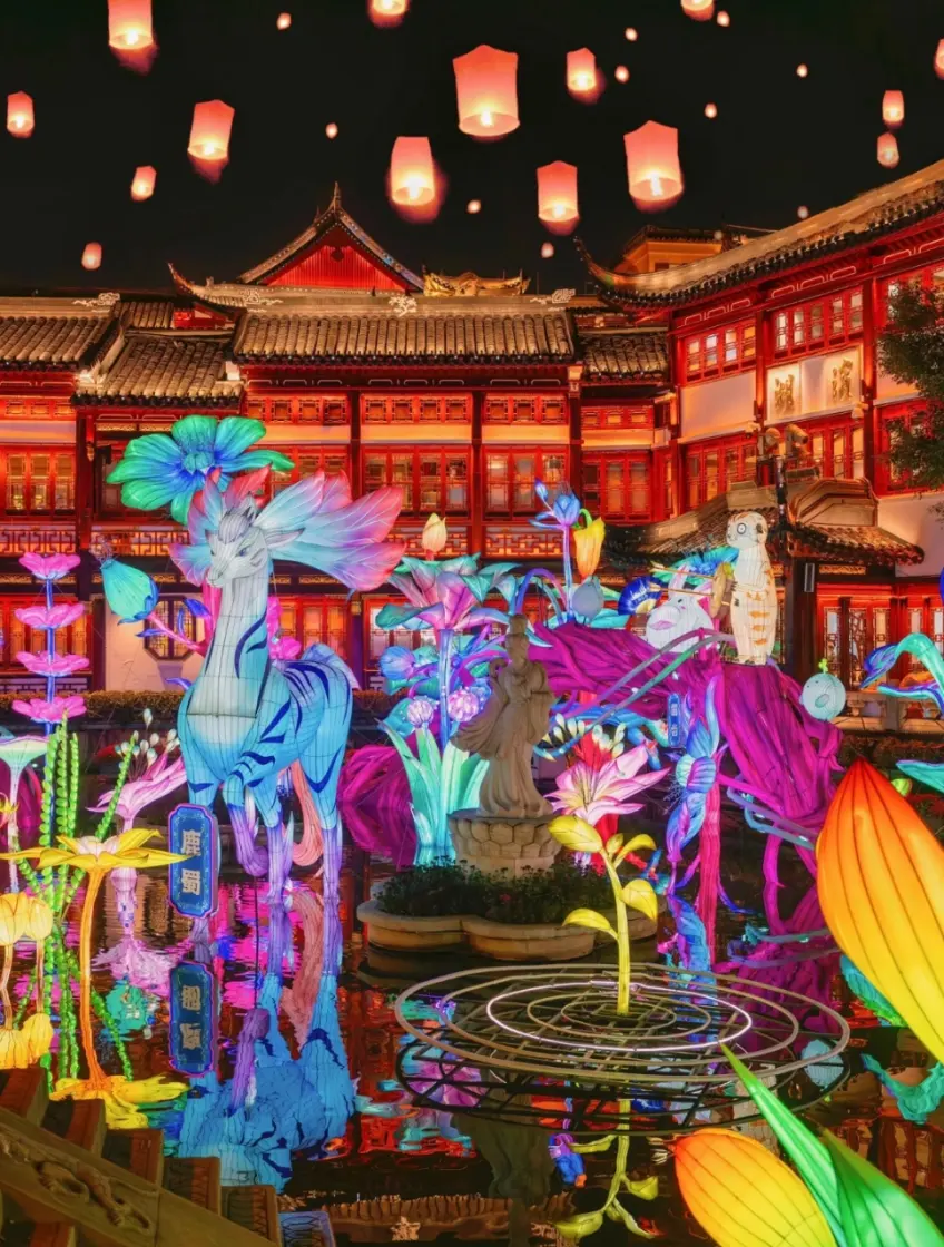 夜色池面鹿形花灯与孔明灯升空