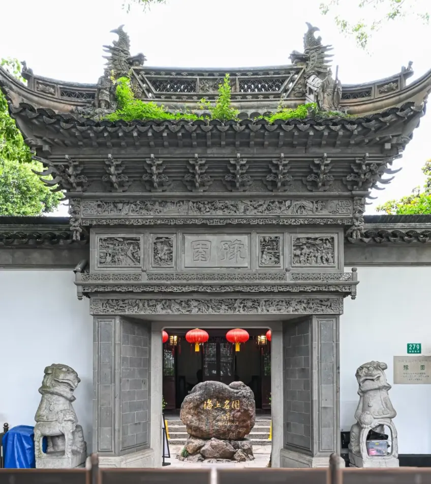 豫园石门洞与两侧石狮望太湖石