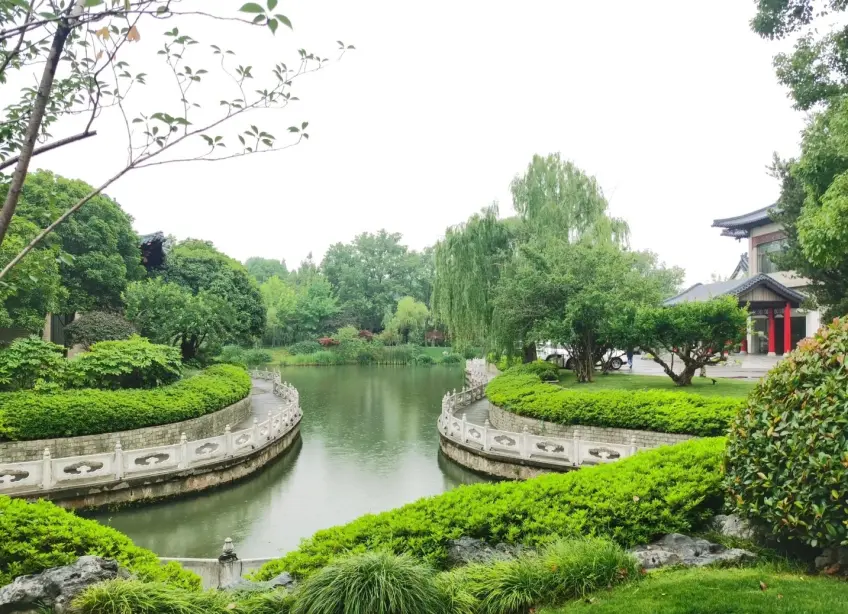 扬州迎宾馆园林水岸石栏与绿植小径