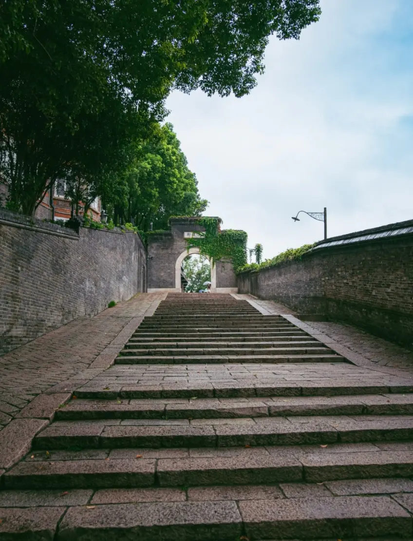 西津渡古街晨光青石巷