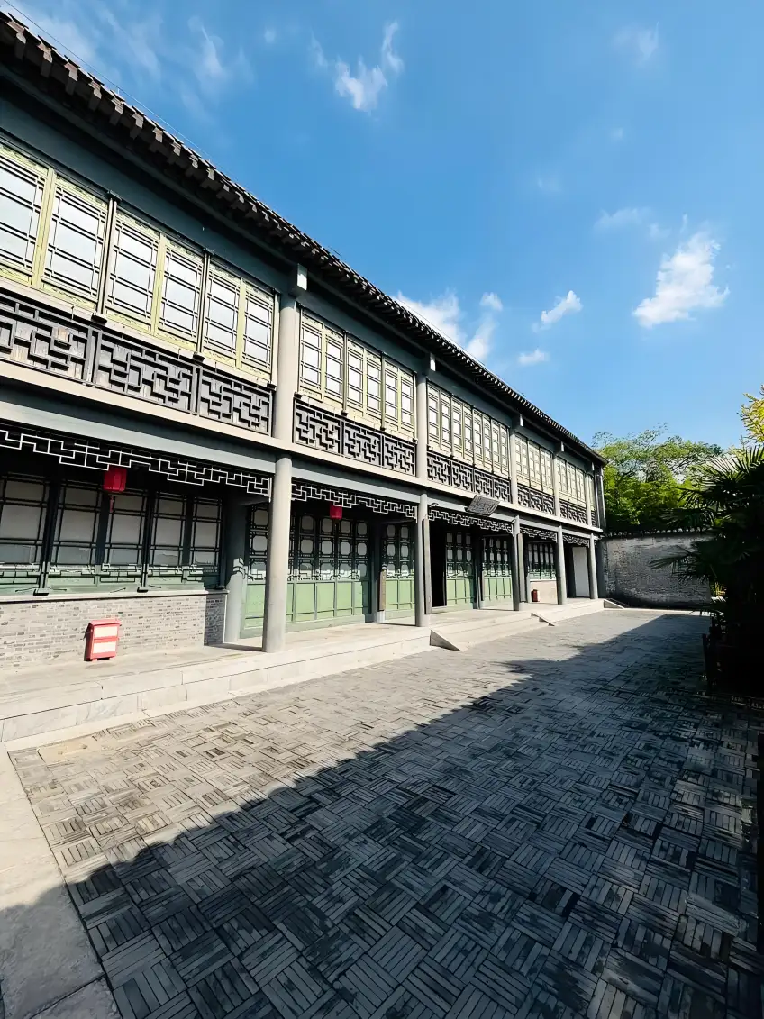 沈坤狀元府側樓迴廊與石板院落豎構圖