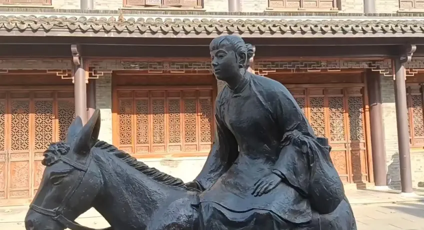 西津渡騎驢上金山青銅雕塑側面