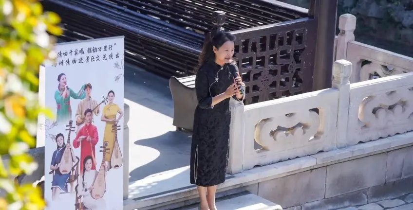 何园清曲活动旗袍女歌手持麦演唱