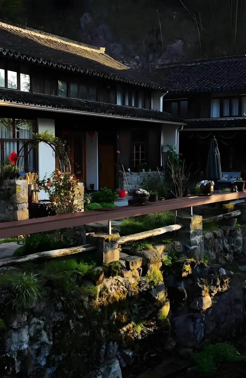 避坑参考：山间木质民宿外廊与山谷绿景