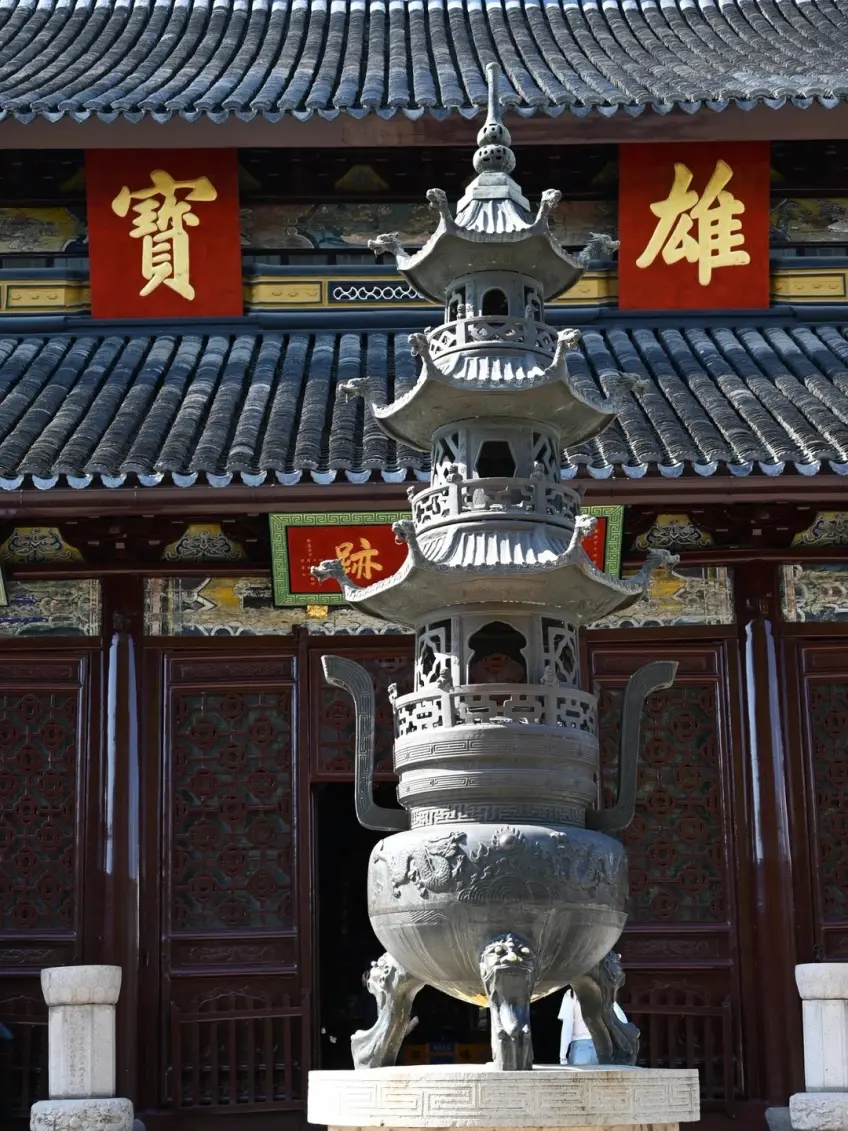 西园寺大雄宝殿匾额与青铜香炉