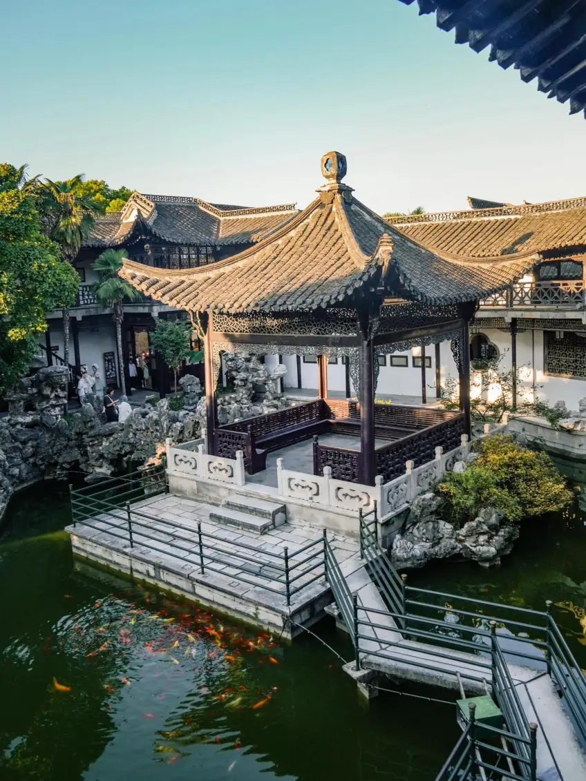 西園水心亭俯瞰亭頂與迴廊豎圖