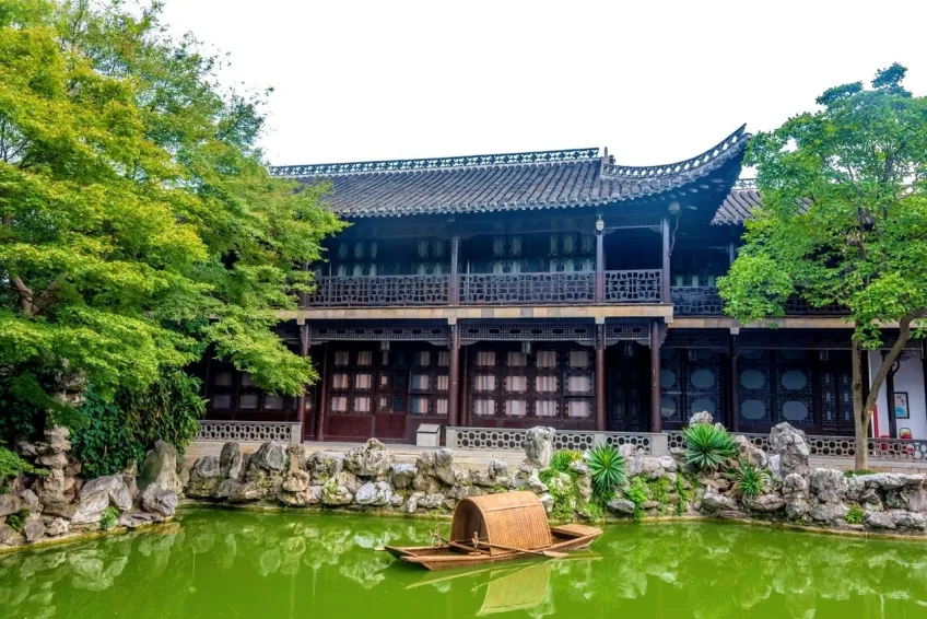 西園水池邊兩層木樓與篷船