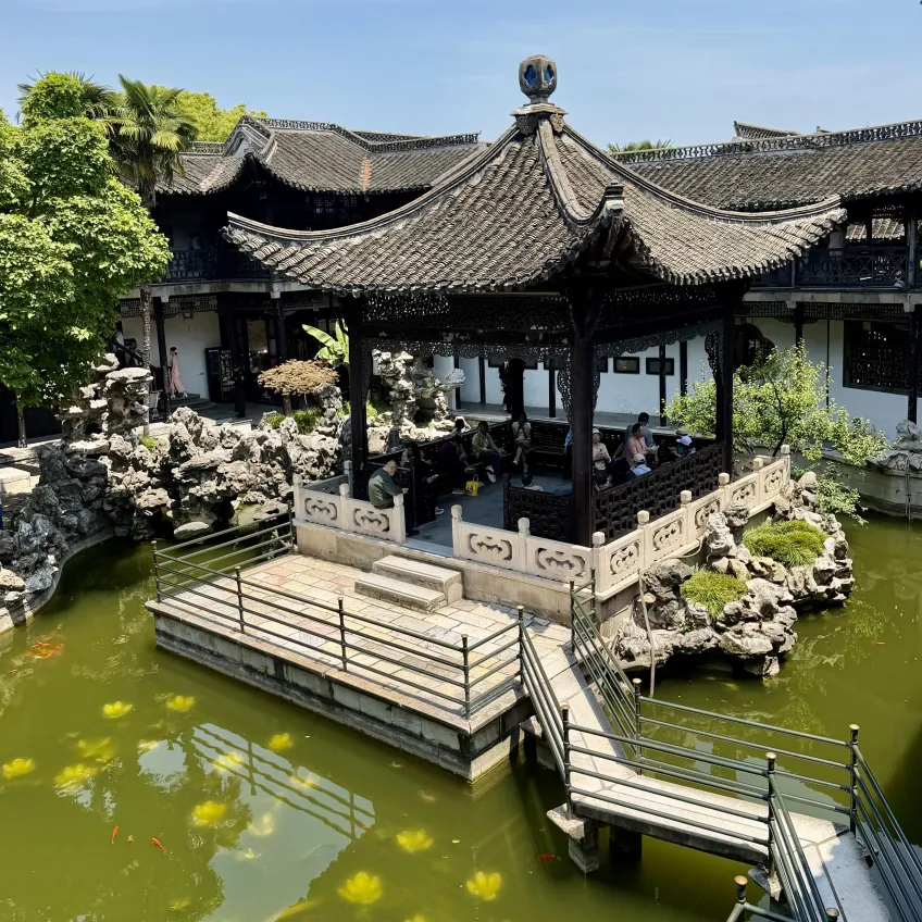 水心亭石橋平臺與池中錦鯉