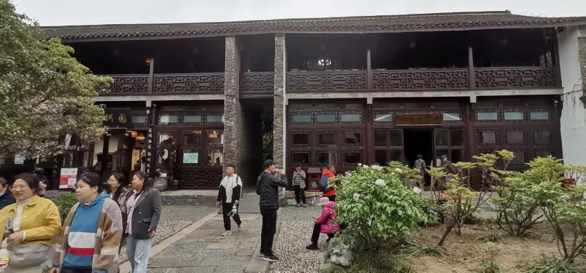 騎馬樓兩層客舍木廊與遊人