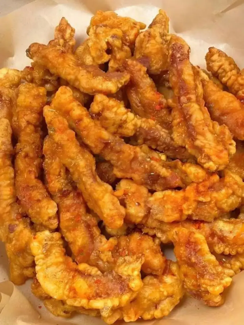 金黃酥肉條堆盤近景