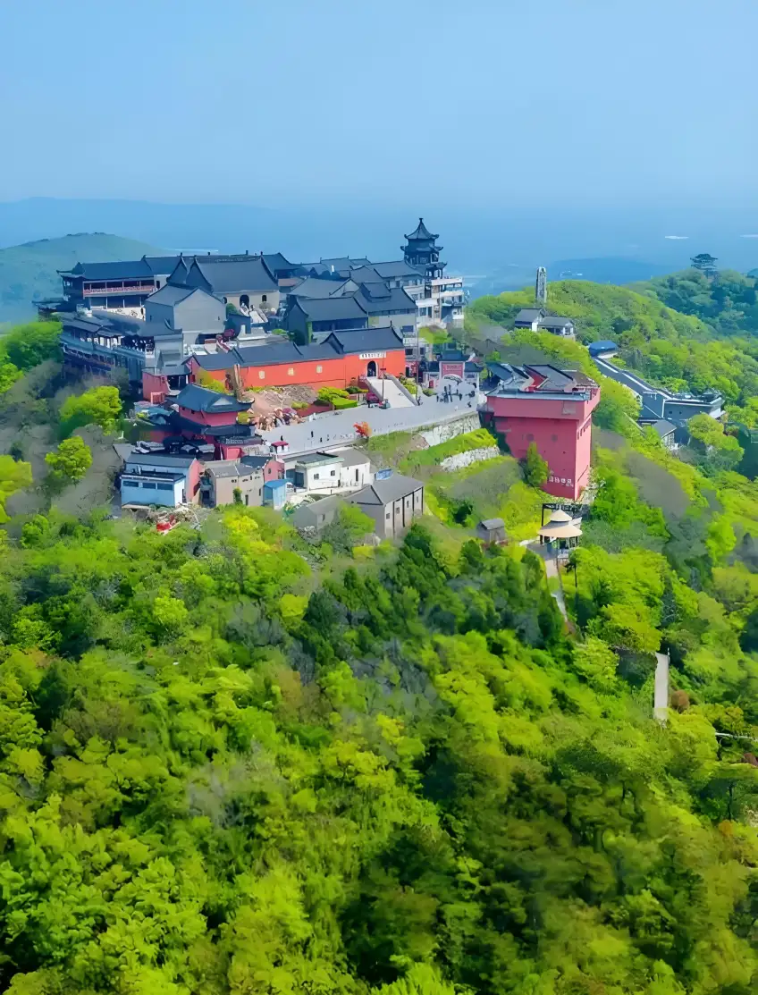 茅山山脊红墙灰瓦道观群俯瞰