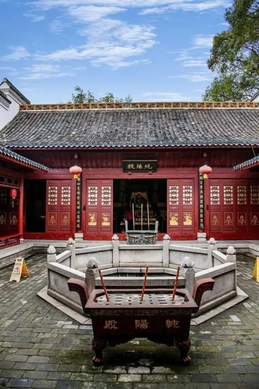 纯阳殿匾额红灯笼与院中香炉