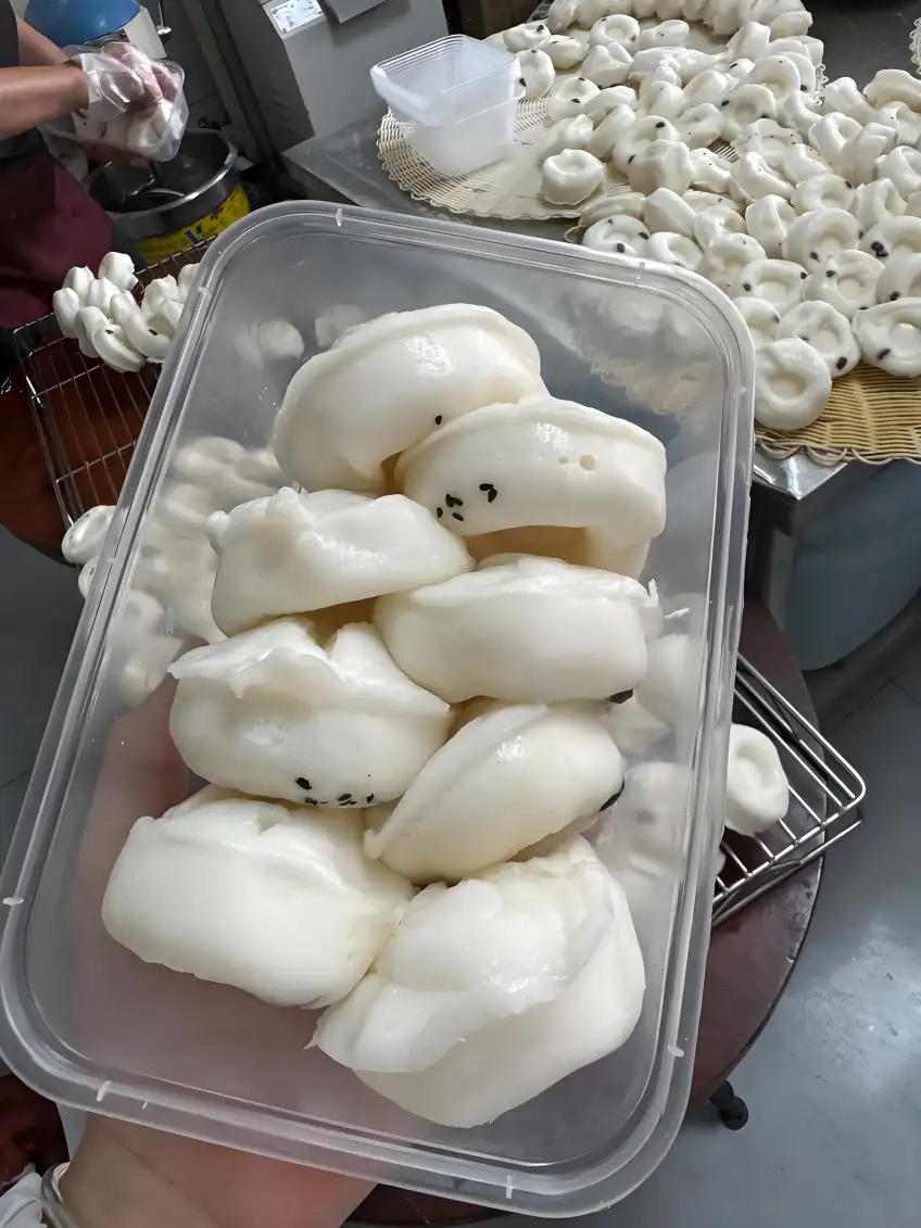 手持透明盒白軟米糕
