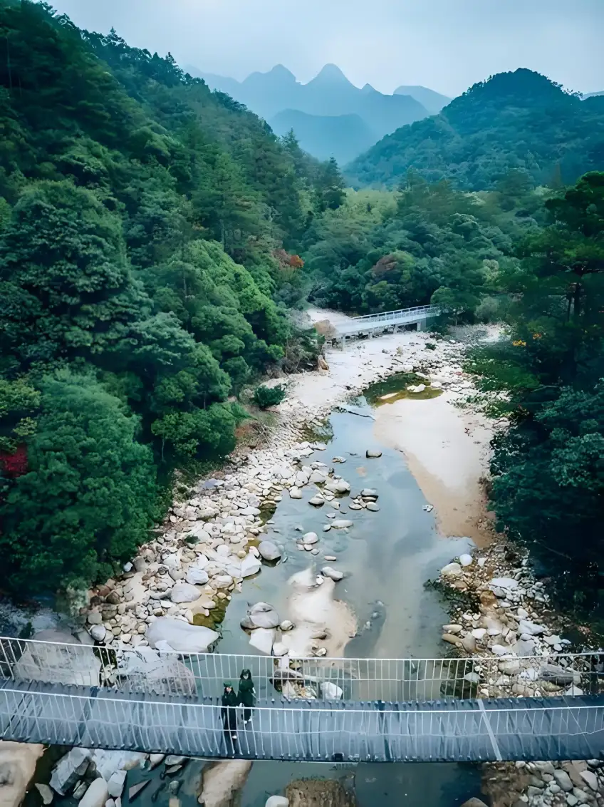 茅山山谷懸索人行橋與亂石河床