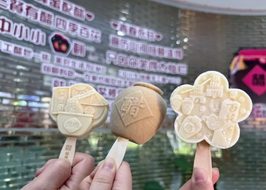醋字文創冰淇淋三支手持合影