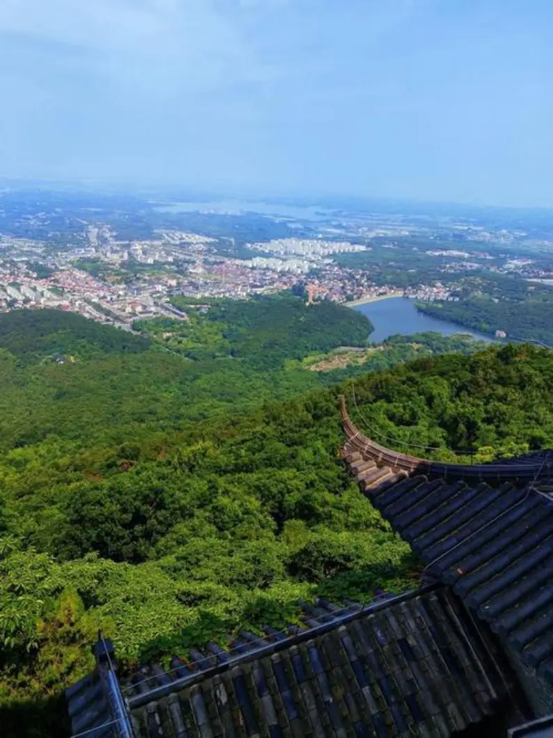 茅山半山觀景臺遠眺丘陵田野