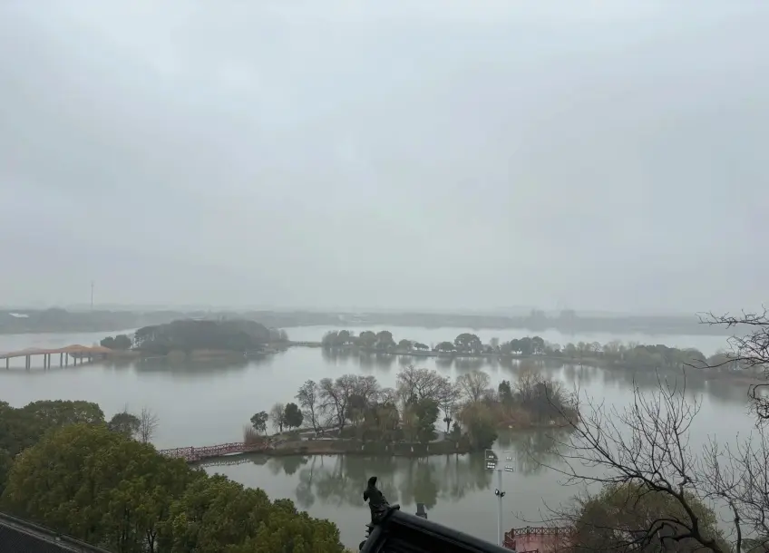 霧靄中金山湖橋亭島嶼遠眺