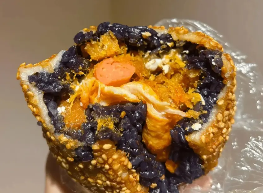 早點攤上的烏米飯糰特寫