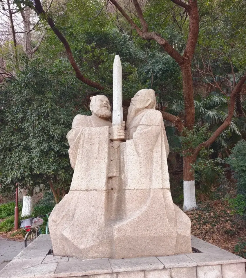 北固山雙人持劍雕像