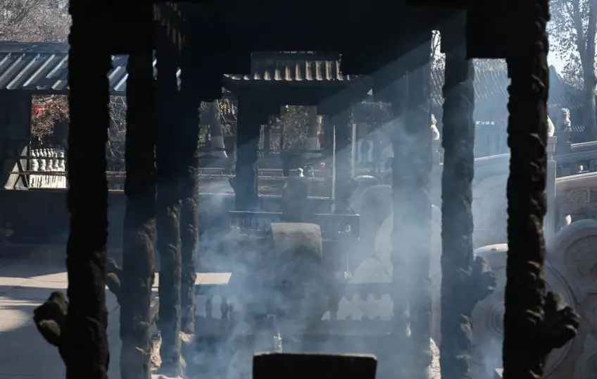 焦山寺廊香爐煙氣與石欄