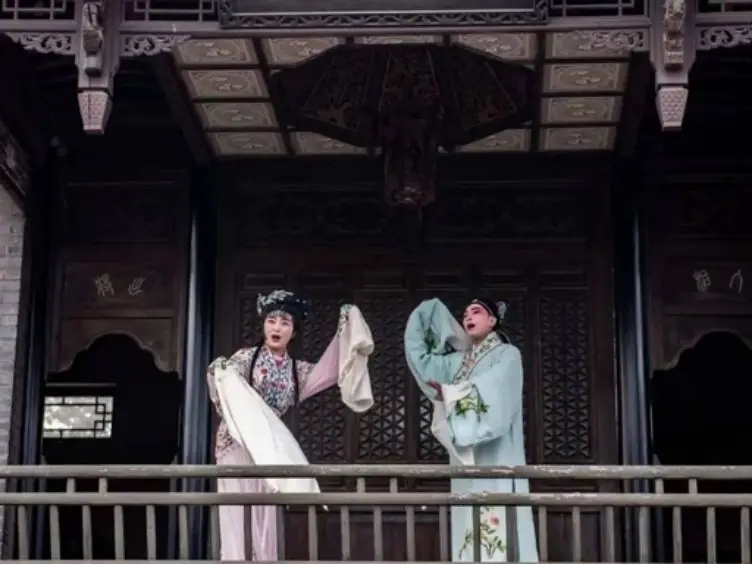府署古戲臺淮劇演員水袖對唱演出