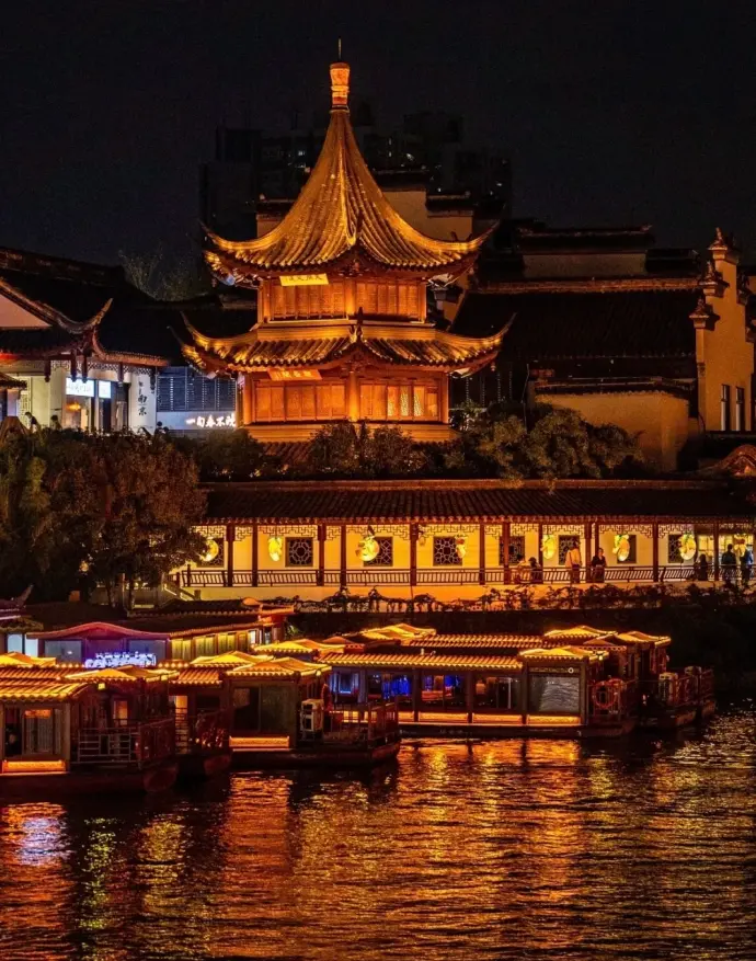 秦淮河烟笼寒水