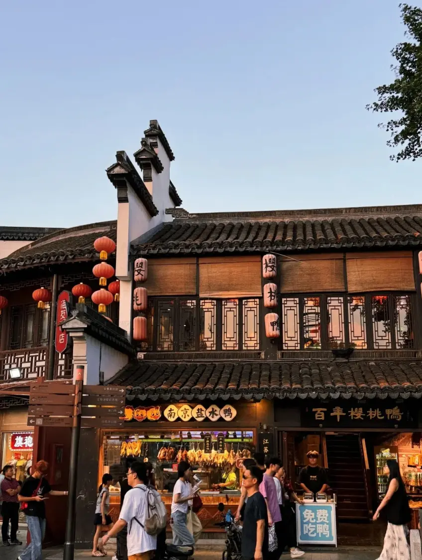 南京鹽水鴨店櫥窗傍晚街景