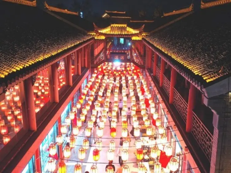 河下古鎮紅燈籠夜景長廊與遊人