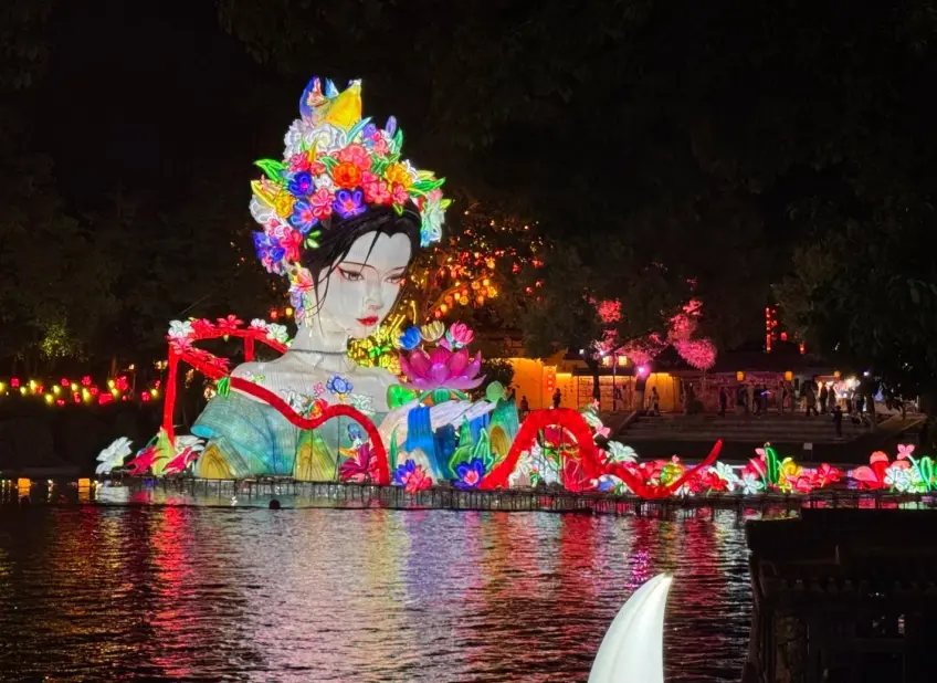 河面人物造型花燈與蓮花燈
