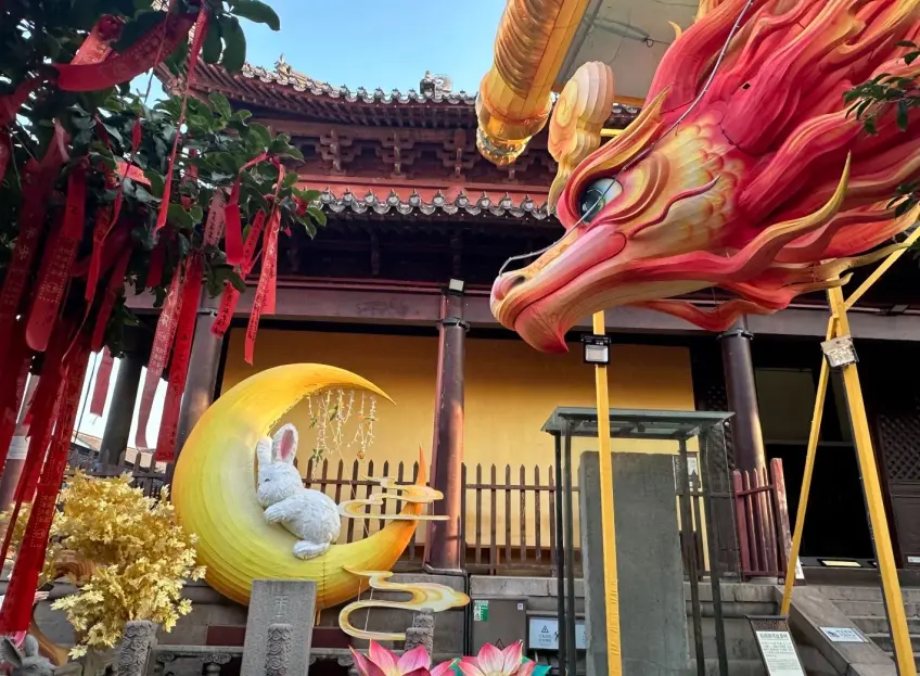 夫子廟大成殿院內龍燈與祈福綵帶橫圖