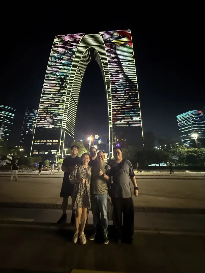 东方之门合照
