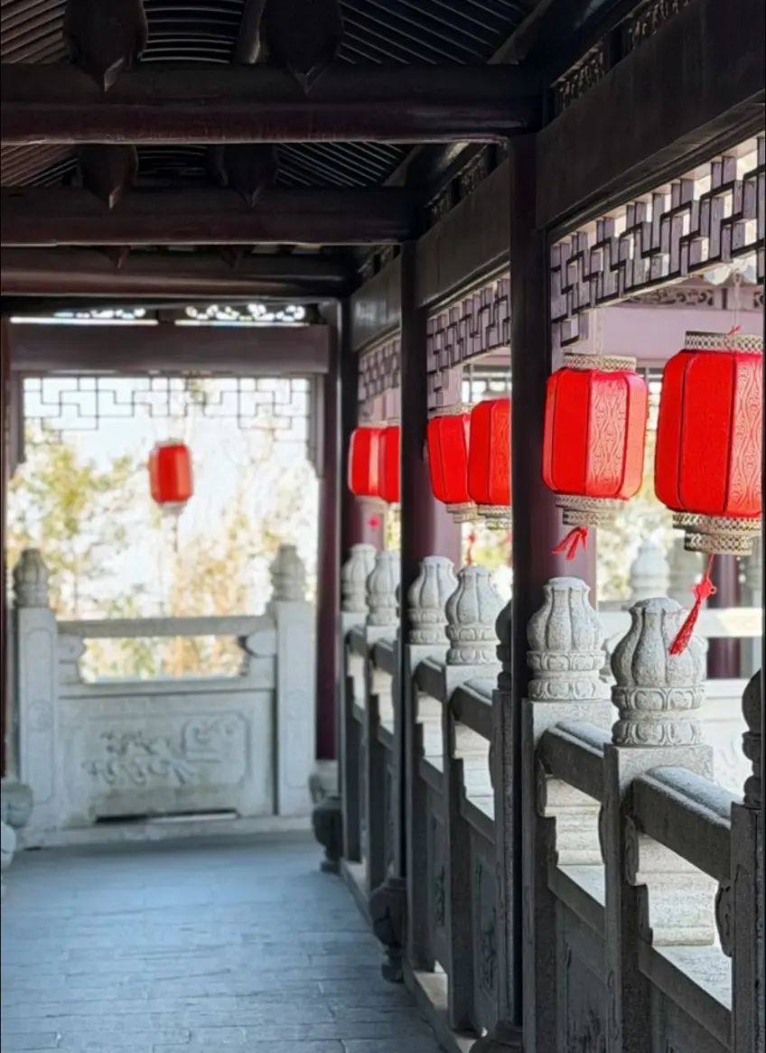 道觀廊簷一排紅燈籠與雕花石欄杆近景