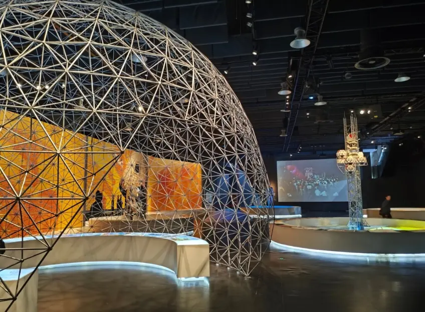 世博會博物館室內穹頂網格與火箭展陳