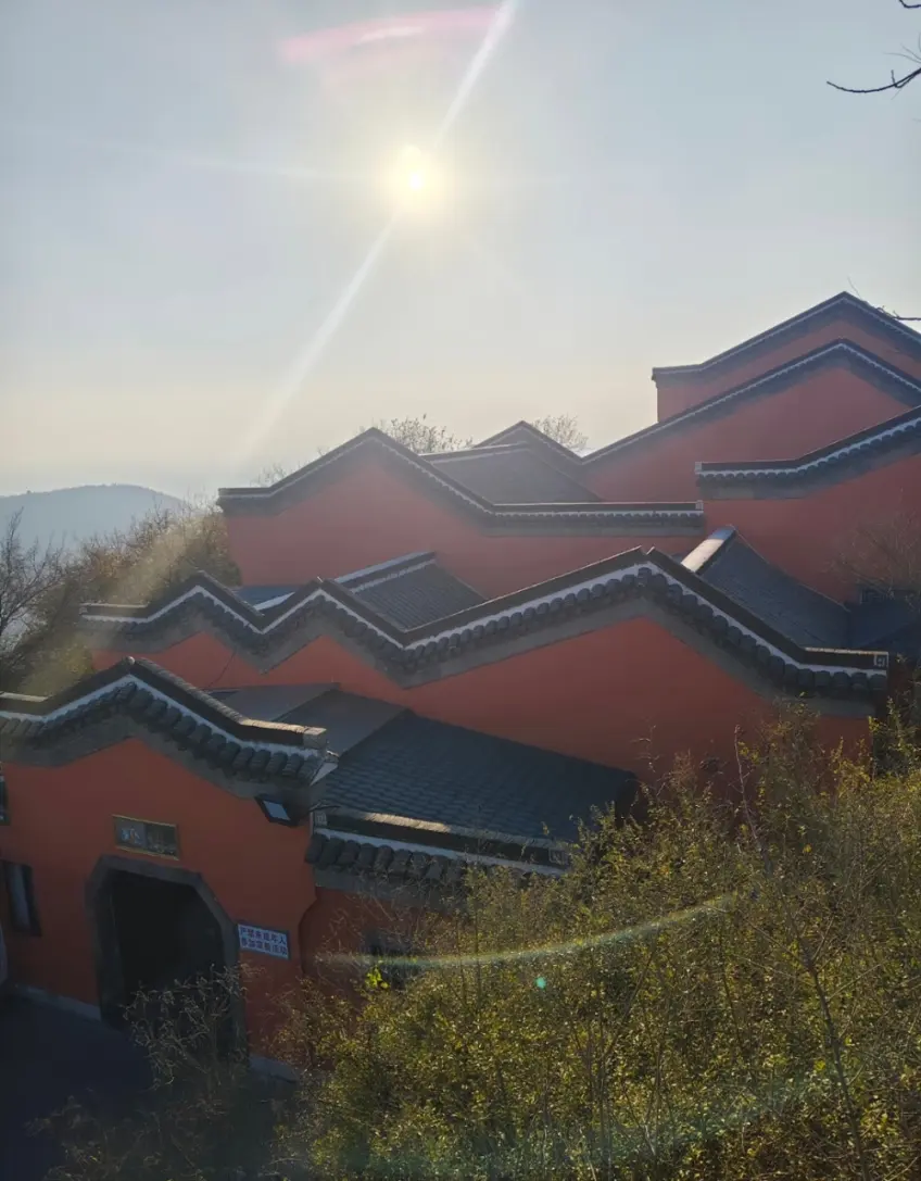 茅山仁佑觀紅牆疊簷群落山間外景