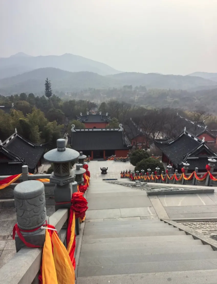 茅山寬石階俯瞰紅牆灰瓦宮觀庭院與山巒