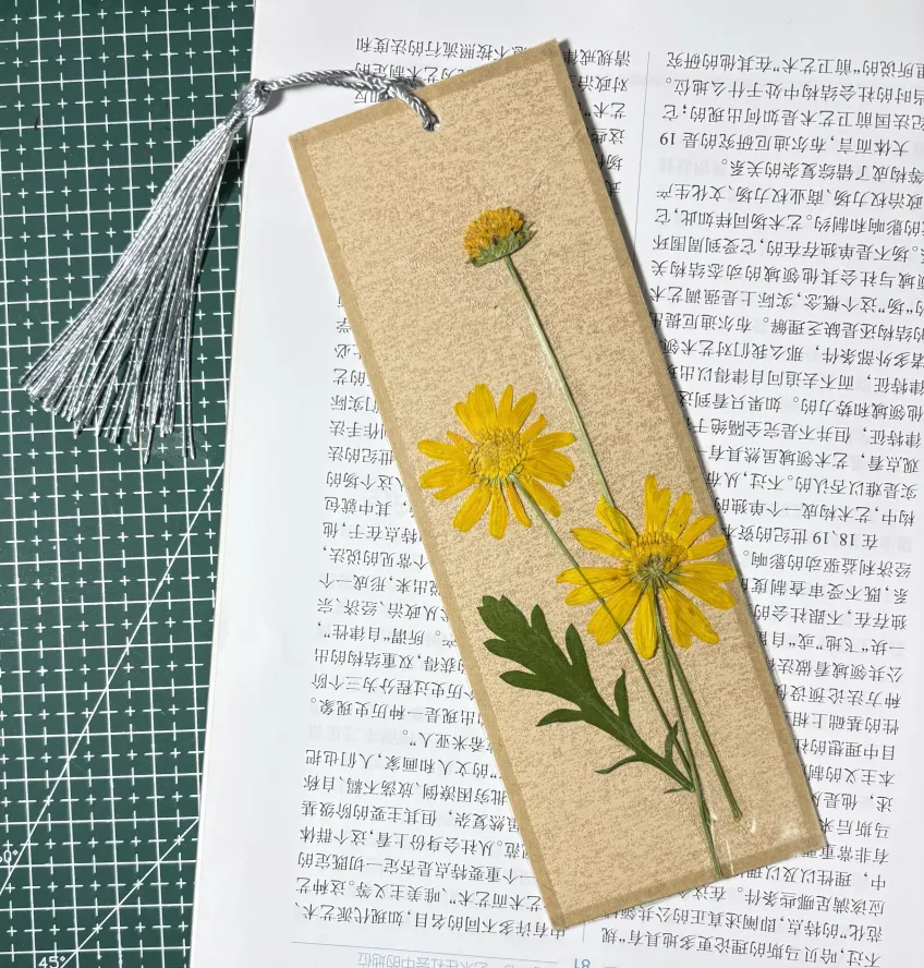 乾花書籤黃花標本與流蘇成品特寫