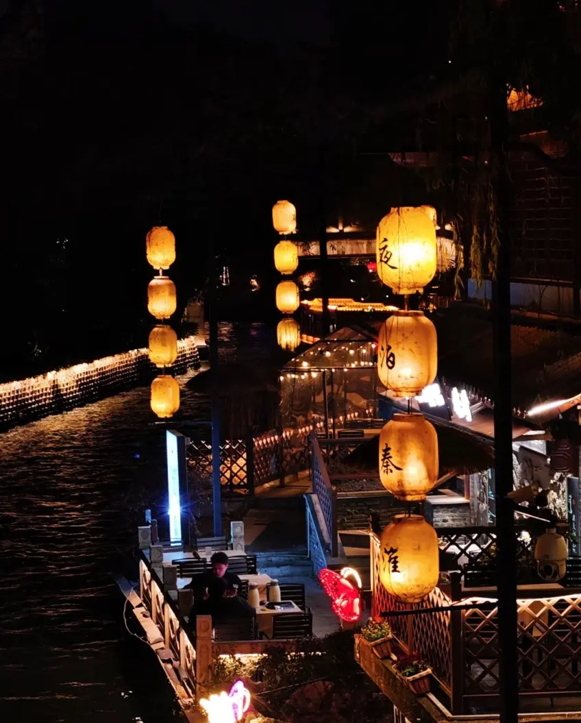 東園橋岸邊夜泊秦淮燈籠與河景
