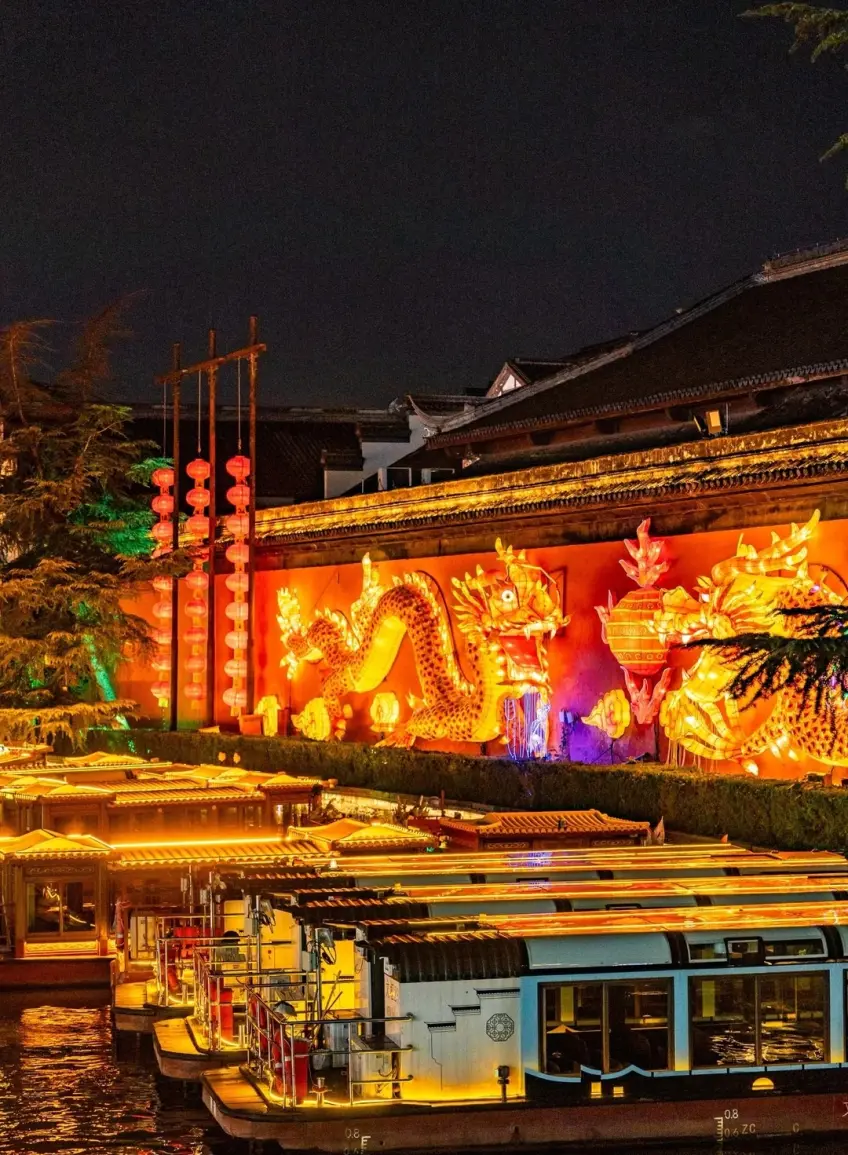 文德橋視角雙龍戲珠照壁與夜遊船